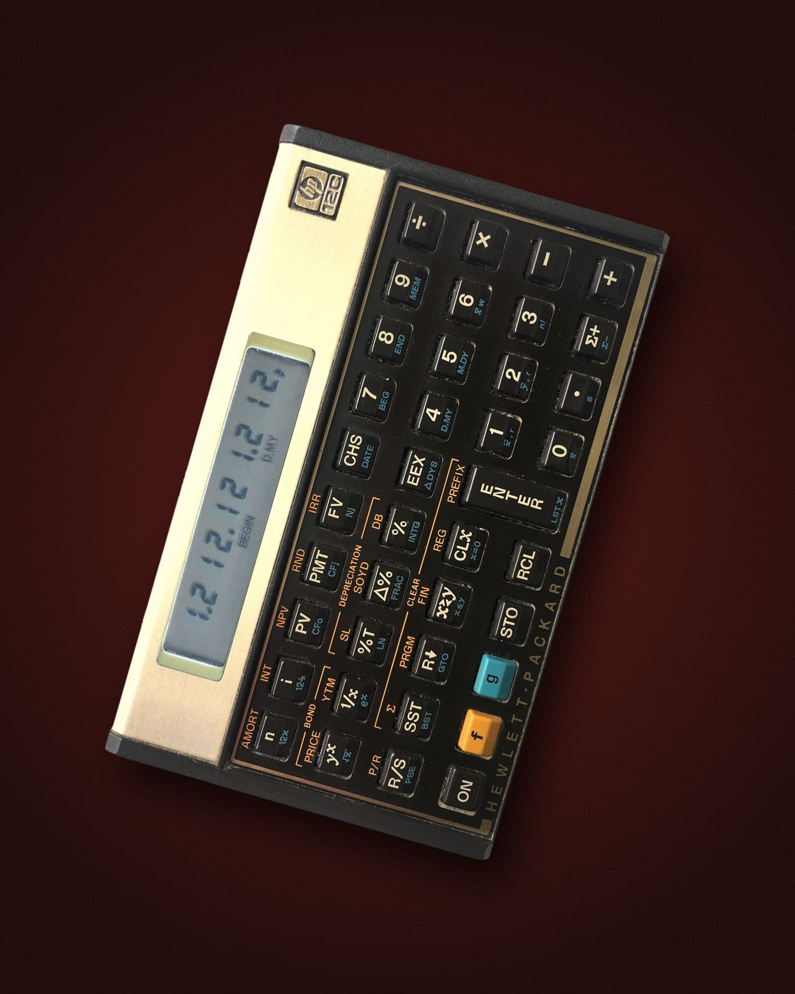 Calculadora financeira HP 12C sobre superfície escura
